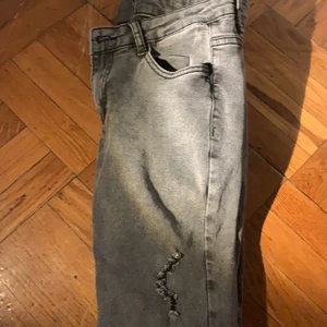 Gråa jeans från Shein i stl 32-34-36  - Passar i alla storlekar typ