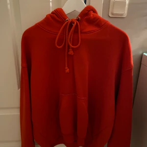Röd hoodie - Är ganska oversized, inga defekter och använd ett fåtal gånger 