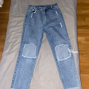 Jeans med hål  - Storlek M