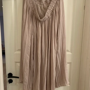 Fin plisserad kjol strl XL - Pastellrosa långkjol i drömmigt tyg