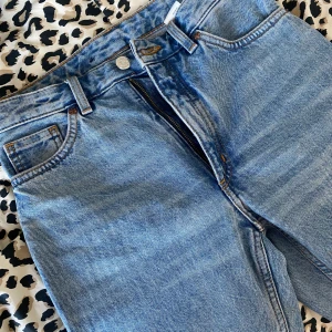 Jeans Monki W27 - Nya oanvända ankellånga ljusblåa jeans från monki, W26, highwaist
