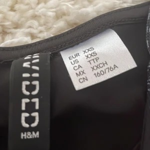 Rutig bodycon klänning navy  - Hej! Den här klänningen köptes ungefär i augusti 2021. Storleken är xxs, och den kostade 99 kr.💋❤️🫶