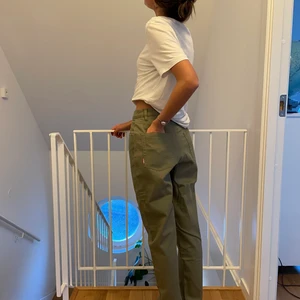 Gröna Cargobyxor  - Super fina ”cargobyxor” i en mörkgrön färg. De är ganska lågmidjade. 