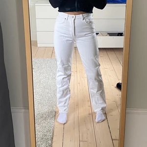 Zara jeans  - Jeans från zara i modellen ”mid Rise straight”. Köpta förra sommaren men endast använda en gång. I stl 36 och sitter bra på mig som är 167. Priset kan diskuteras vid snabb affär!🥰