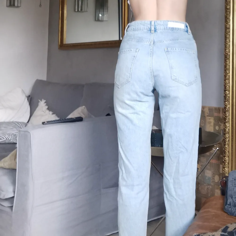 Riktigt snygga jeans som knappt är använda då de är något för korta för mig (178cm). Mottagare står för frakt 🤍. Jeans & Byxor.