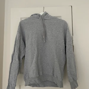 Hoodie Arket - Säljer en grå oversize hoodie från arket. Superskönt och mjukt material. Storlek S. Knappt använd så den är i jättefint skick! 