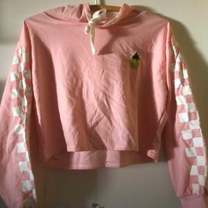 En rosa hoodie från Wish, plagget har använts fåtal gånger och är i bra skick. Säljer pga den inte har kommit till användning. Frakten ingår i priset