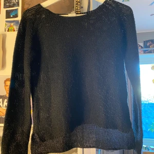 Stickad tröja - En svart stickad tröja som jag fått. Tröjan har även slits längst ner som men kan se på andra bilden💞