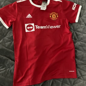Manchester United fotbollströja  - Storlek S, helt ny med tags kvar. Säljer pga för liten för min bror som jag gav i present 