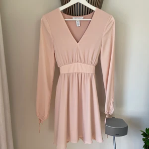 Jättefin sommarklänning  - Jättefin ljusrosa sommarklänning från Nelly! Kommer med ett avtagbart snöre / bälte som går att knytas både fram och bak beroende på vad man föredrar! Storlek 34💗