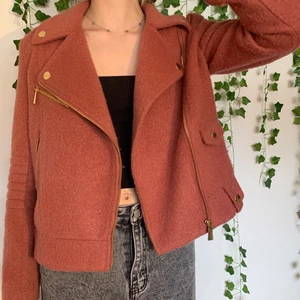 Mauve färgad bikerjacka - Superfin vårjacka i mauve/ gammelrosa med guldfärgade detaljer.