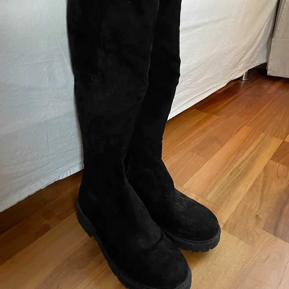 #boots som går strax över knäna, från H&M. Dragkedja på insidan av benet upp till ankeln. Storlek 39. Gjorda i ett konstmaterial som liknar suede.  Använda en handfull gånger.. Skor.