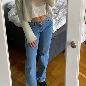 Lågmidjade jeans - Jeans från bikbok som är köpta för 600 och endast använda en gång💙 Har sytt upp de så till 77cm innerbenslängd! 