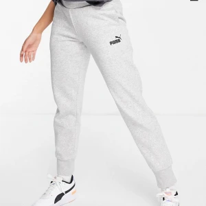 Gråa puma mjukisbyxor - Tjocka och sköna mjukisbyxor. Säljer dom pågrund av att jag tycker dom är för korta för mig  (är 1,73cm) använda ett par gånger men är i bra skick. Köpta från asos för 450kr