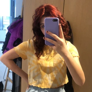 Hm tröja - Köpt på hm, köpte i somras för 99 men säljer för 49. Jätte fin o perfekt till sommaren. 50 kr