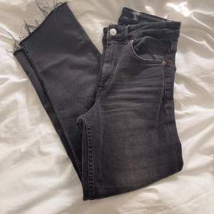 Högmidjade jeans med utsvängda ben. Svart-grå färg. Använda fåtal gånger. Stl 36, funkar bra som 38!