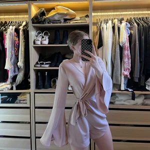 Byxdress (jumpsuit) - Jag säljer en byxdress som är helt oanvänd (prislappen är kvar). Jag köpte den för 600kr men säljer den för 300kr. 