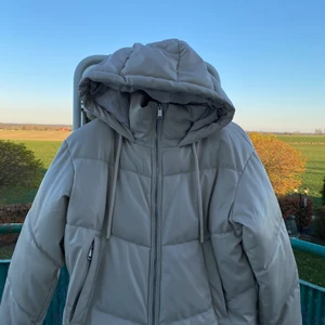 Jacka  - Vinter jacka från Zara i beige färg storlek XS, aldrig använt den!!💖