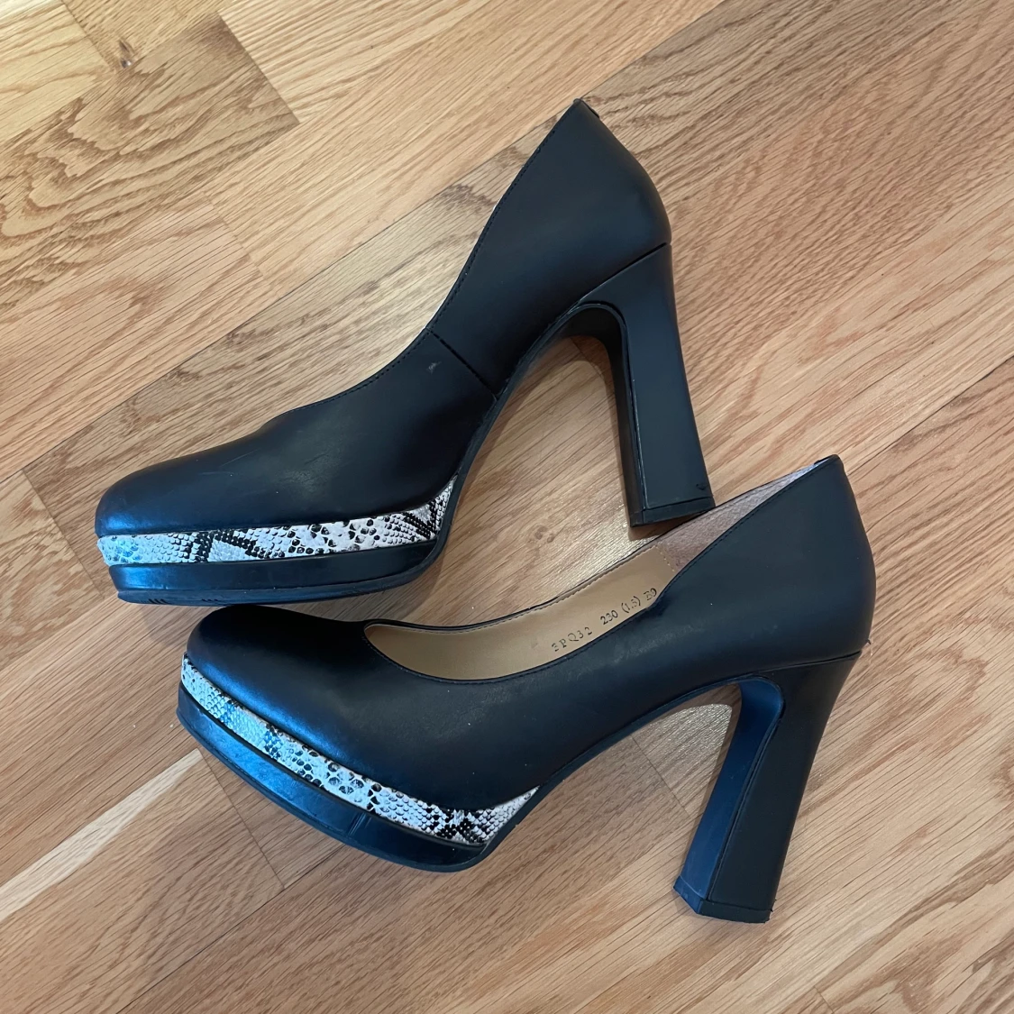 Svart pumps i läder med hög klack - 91