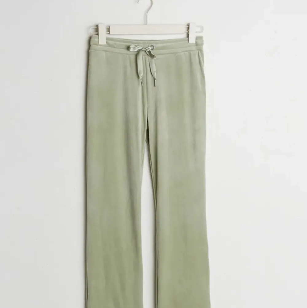 Ljusgröna mjukisbyxor från Gina Tricot i strl M, använda 1 gång men passa inte riktigt, nypris: 229kr . Jeans & Byxor.