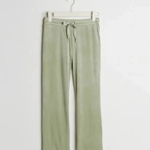 Ljusgröna mjukisbyxor  - Ljusgröna mjukisbyxor från Gina Tricot i strl M, använda 1 gång men passa inte riktigt, nypris: 229kr 