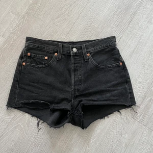 Levis 501 shorts - Levi 501 shorts strl 26, bra skick (se bilder)🌟