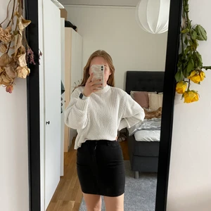 svart jeanskjol  - Svart jeanskjol i modellen Molly från Gina tricot. Stretchig och väldigt skön. Passar till allt! Bakfickor finns och även plats för skärp. Sparsamt använd och i fint skick. 