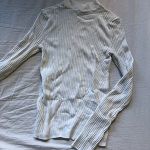 Vit räfflad tröja med högre hals.  - Långärmad vit tröja, räfflad med högre hals. Superskön men inte min stil längre tyvärr. Storlek S. 