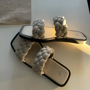 Sandaler - Ett par sandaler som jag ej har använt mycket alls, dock har ena tofflan fått ett märke..💛 Kommer ifrån H&M och köpte förra sommaren. För mer information skriv gärna privat. Frakten tillkommer även☺️