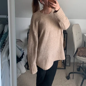 Stickad beige tröja - Mysig stickad tröja från zara! Oversized i en beige färg. Använt skick