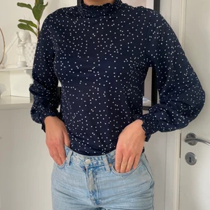 Prickig blus  - Blus med hög hals och långa ärmar. Väldigt mjuk och stretchig kring hals och ärmar. Mörkblå med vita prickar. Storleken är M och jag är 178cm lång 