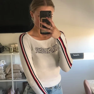 Tommy hilfiger tröja  - Säljer denna Tommy hilfiger tröja, väldigt sparsamt använd💕