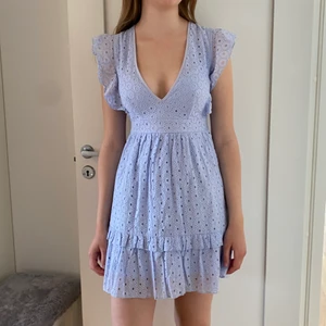 Supersöt sommarklänning - Väldigt fin nyinköpt sommarklänning i riktigt bra kvalitet från SHEIN! Aldrig använd, endast provad eftersom den tyvärr är lite för kort för mig som är 1,80 m lång! Frakt ingår ej i priset, men kan skickas alternativt mötas upp i Trelleborg, Malmö eller Lund. Säljes för 120 kr eller till högstbjudande!