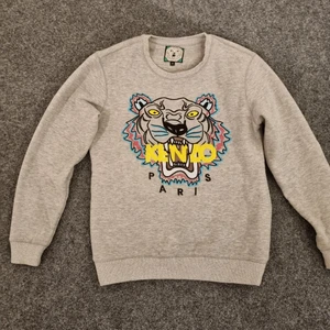 Kenzo tröja - Collegetröja ljusgrå Kenzo i mycket bra skick! Stl S vet ej om den är äkta så därav priset