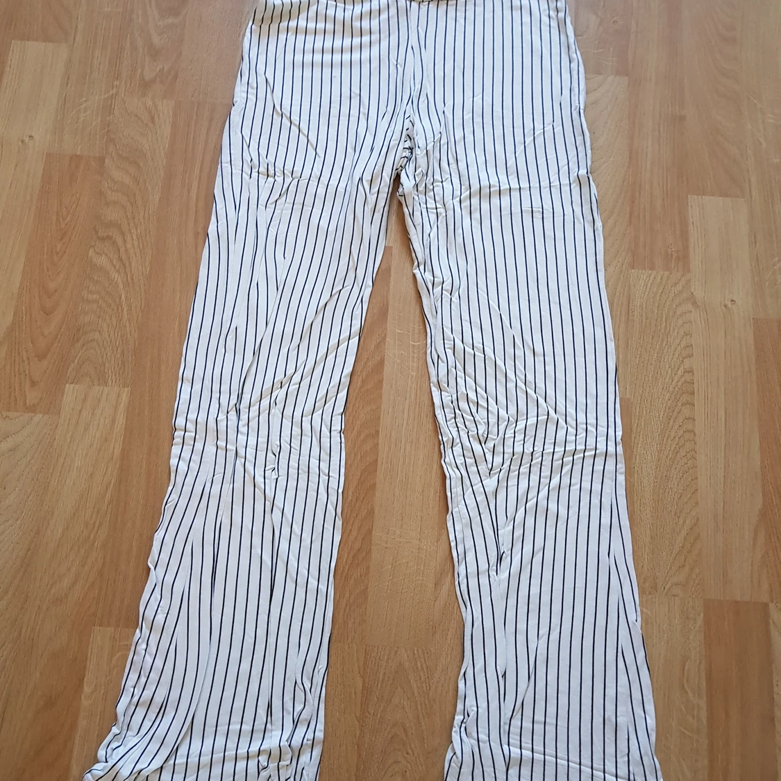 Ginatricot utsvängda byxor