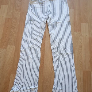 Ginatricot utsvängda byxor - Storlek S. Tiggare passform över rumpa/lår och lös passform nedan. Helt oanvända. 