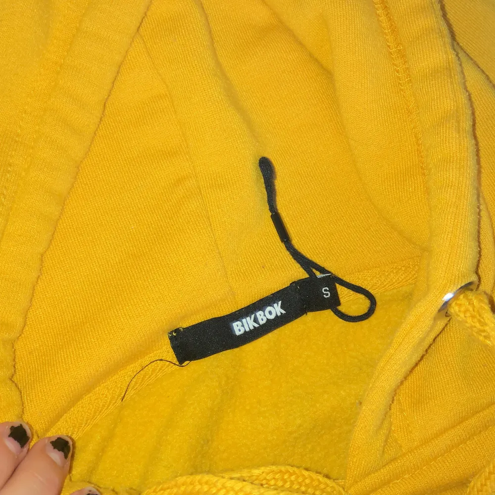 PRIS KAN DISKUTERAS (BUDA) Fin hoodie i gul/senapsgul färg från bikbok. Kommer itne t användning. Hoodies.