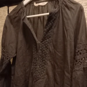 Mörk grå blus  - Brodyr vid hals o på armar