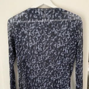 Mesh topp 💙 - Säljer denna blå-melerade mesh topp från & Other stories. Endast använd två gånger, storlek 36. 