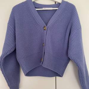 Jättefin stickad tröja / kofta i en ljuslila färg från Zara! Är i mycket bra skick då den endast är använd några få gånger! Storlek S💓
