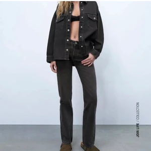 Midrise zara jeans - Ett par svarta midrise jeans från zara! Använda typ 3 gånger, så i väldigt fint skick:)