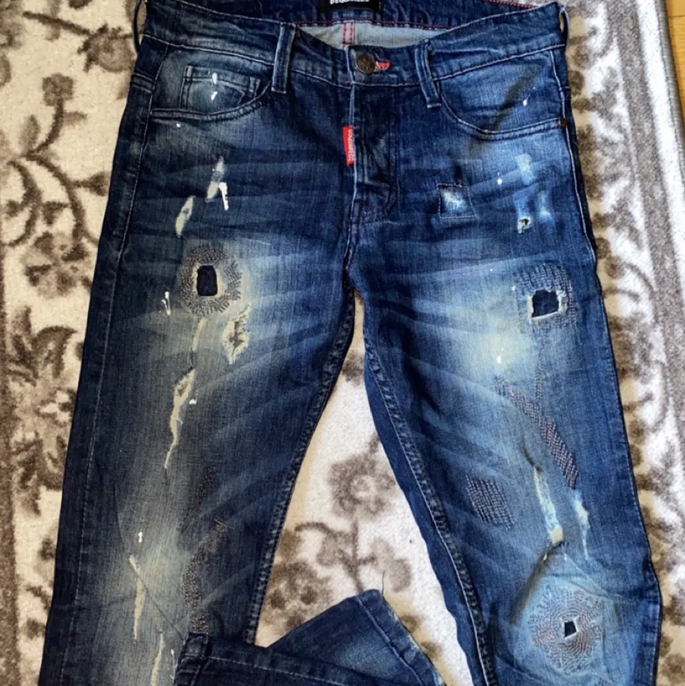 Dsquared jeans i toppskick! Knappt oanvända och säljer pga att dom har blivit för små för mig. Priset kan minskas lite vid snabb affär!. Jeans & Byxor.