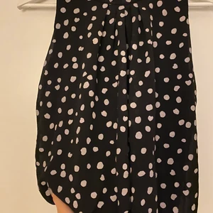 Blus - En så fin blus som sitter så snyggt då ett resårband längst ner gör att den går in i midjan som är så snyggt till lågmidjade byxor , skriv privat för fler bilder💗