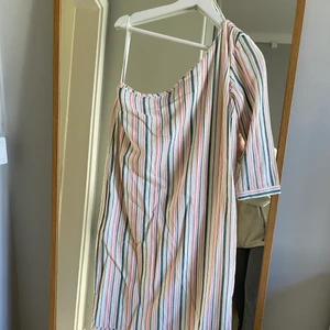 randig klänning från envii - Superfin one shoulder klänning från envi. Aldrig använd. Storlek 36. Inköpt för ca 1500kr. 100% linne