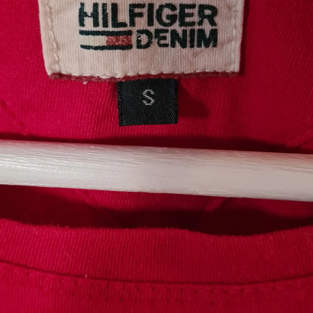 Röd Tommy Hilfiger T-shirt storlek S. T-shirts.