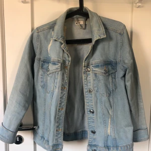 Jeans jacka - Blå jeans jacka från Gina tricot i storlek S! Är i fint skick, kostar 100 + frakt