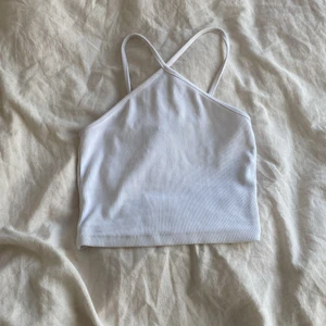 Vitt zara linne - Säljer denna dunder fina toppen från zara som jag köpte av en tjej på Plick men det har inte kommit till användning så mycket så därför säljer jag det, den kommer vara jätte fin på sommaren, i storlek S💕