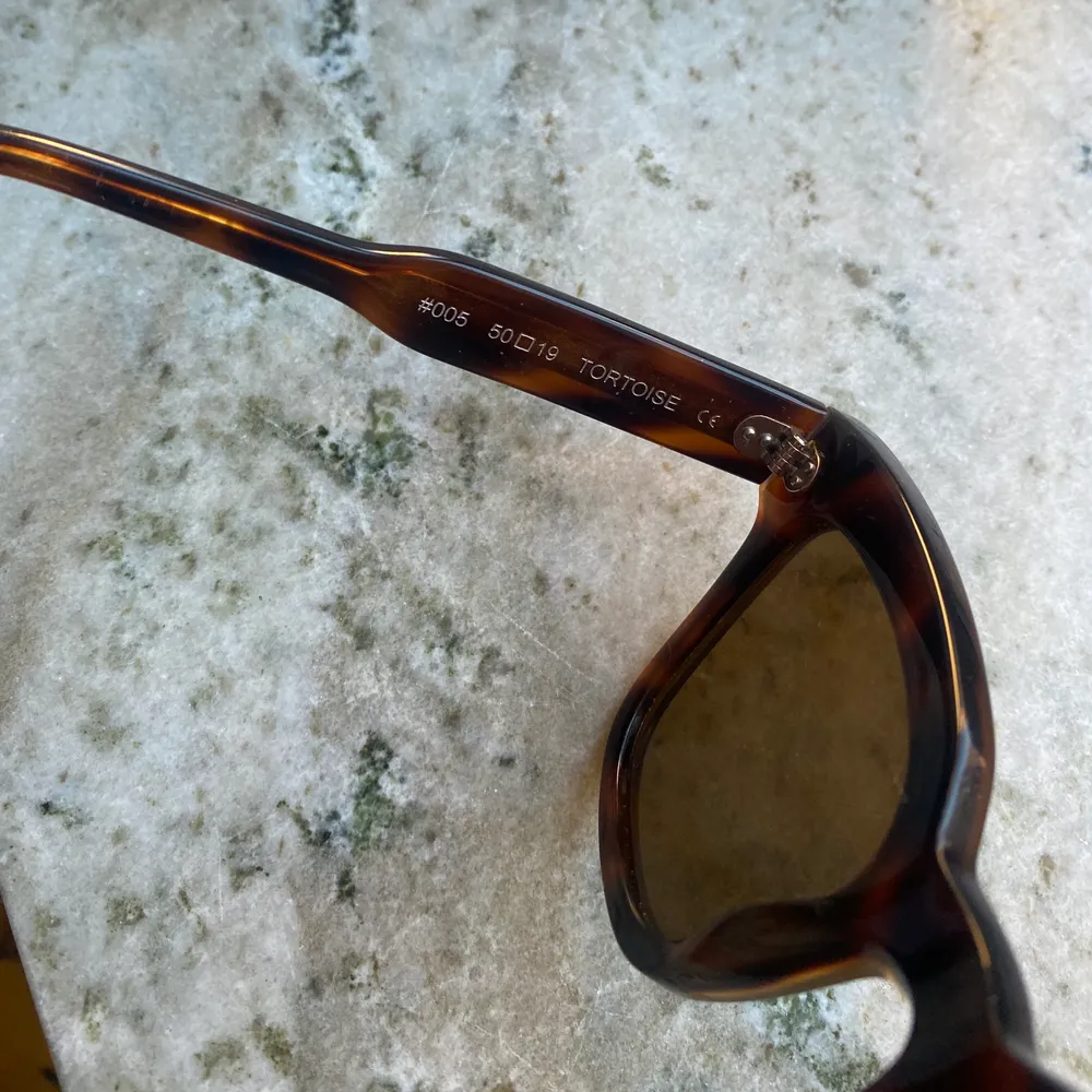 Solglasögon från Chimi modell 005 i färgen tortoise. Fodral samt putsduk följer med. Frakt 70kr eller hämtas på Kungsholmen! . Accessoarer.