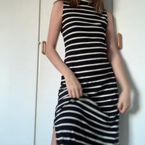 Lång randig klänning - Lång randig klänning från Lindex Kids med slits på båda sidor, inköpt för några år sedan, bara använd en gång. Väldigt stretchig, Storlek 158/164, är normalt S. 169 lång