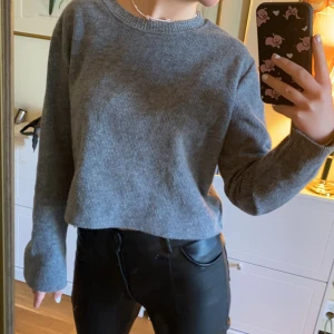 Zara tröja  - En grå tröja från zara, sjukt mysig och passar till allt💕
